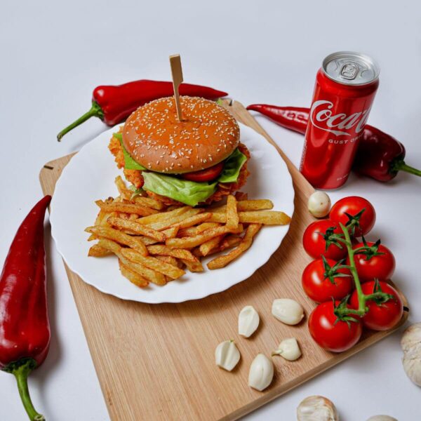 Burger crispy combo + cartofi + doza suc